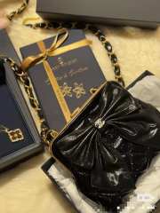 Uubags | Chanel Clutch With trap Shiny Crinkle Effect Lambskin, Shiny Lambskin & Gold Metallic Black - 3