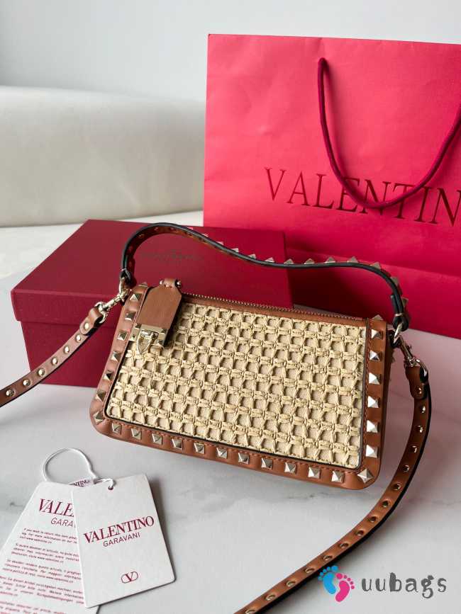 Uubags | Valentino Small Brown Rockstud Shoulder Bag In Bouclé Raffia 19x13x7cm - 1