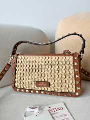 Uubags | Valentino Small Brown Rockstud Shoulder Bag In Bouclé Raffia 19x13x7cm - 6