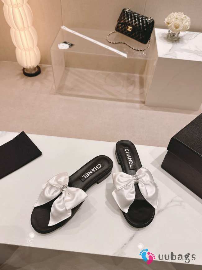 Uubags | Chanel bow slipper with small logo C in black/white 1.5cm - 1