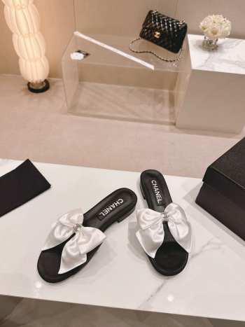 Uubags | Chanel bow slipper with small logo C in black/white 1.5cm