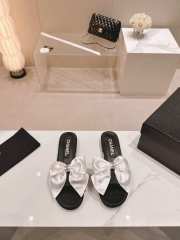 Uubags | Chanel bow slipper with small logo C in black/white 1.5cm - 4