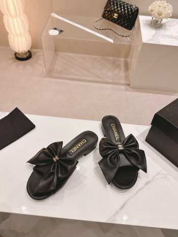 Uubags | Chanel bow slipper with small logo C in black 1.5cm