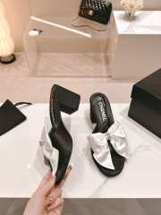 Uubags | Chanel bow slipper with small logo C in white/black 6cm - 5