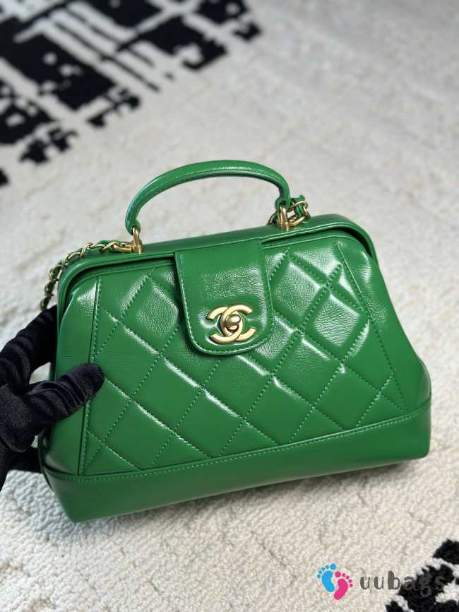 Uubags | Chanel Bag With Handle Shiny Lambskin & Gold Plated Metal Green 16x23.5x8cm - 1