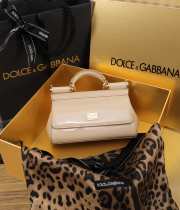 Uubags | Dolce & Gabbana small patent leather Sicily bag in beige 11x18x6cm - 2