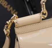 Uubags | Dolce & Gabban large patent leather Sicily bag in beige 25x12x20cm - 4