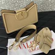 Uubags | Valentino Garavani VLogo leather shoulder bag in beige grainy calfskin 24x14.5x8cm - 4