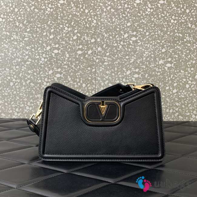 Uubags | Valentino Garavani VLogo leather shoulder bag in black grainy calfskin 24x14.5x8cm - 1