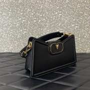 Uubags | Valentino Garavani VLogo leather shoulder bag in black grainy calfskin 24x14.5x8cm - 5