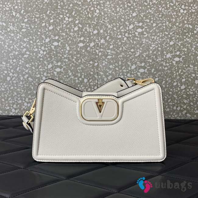 Uubags | Valentino Garavani VLogo leather shoulder bag in white grainy calfskin 24x14.5x8cm - 1