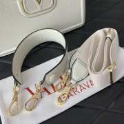 Uubags | Valentino Garavani VLogo leather shoulder bag in white grainy calfskin 24x14.5x8cm - 5