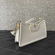 Uubags | Valentino Garavani VLogo leather shoulder bag in white grainy calfskin 24x14.5x8cm - 4