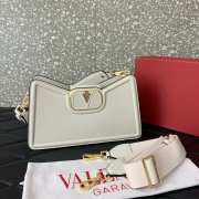 Uubags | Valentino Garavani VLogo leather shoulder bag in white grainy calfskin 24x14.5x8cm - 2