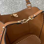 Uubags | Valentino Garavani Rockstud tote bag in brown grainy calfskin 26x11x24cm - 6