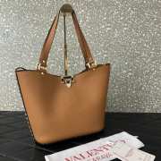 Uubags | Valentino Garavani Rockstud tote bag in brown grainy calfskin 26x11x24cm - 3