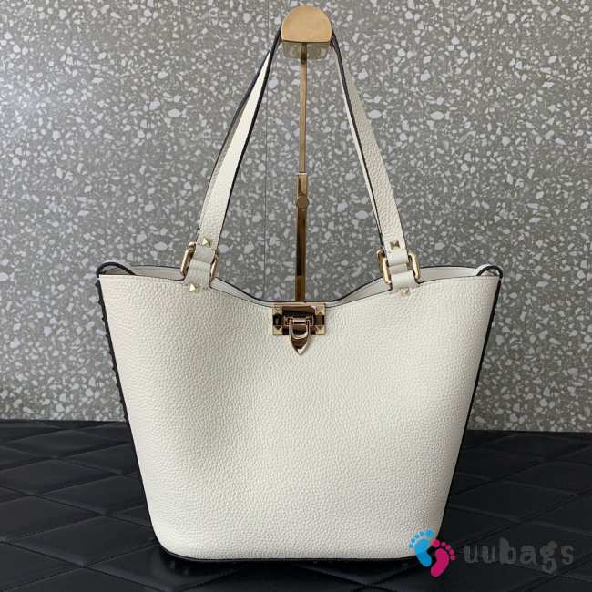 Uubags | Valentino Garavani Rockstud tote bag in white grainy calfskin 26x11x24cm - 1