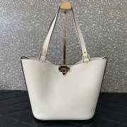 Uubags | Valentino Garavani Rockstud tote bag in white grainy calfskin 26x11x24cm - 1