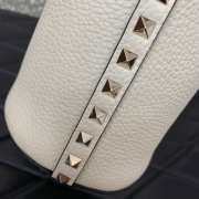 Uubags | Valentino Garavani Rockstud tote bag in white grainy calfskin 26x11x24cm - 5