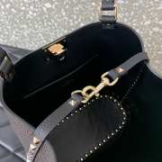 Uubags | Valentino Garavani Rockstud tote bag in black grainy calfskin 26x11x24cm - 6