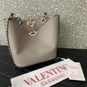 Uubags | Valentino Garavani Rockstud tote bag in grey grainy calfskin 26x11x24cm - 3