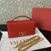 Uubags | Valentino Garavani wallet with VLogo chain in red 19x4x10.5cm - 2