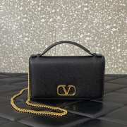 Uubags | Valentino Garavani wallet with VLogo chain in black 19x4x10.5cm - 1