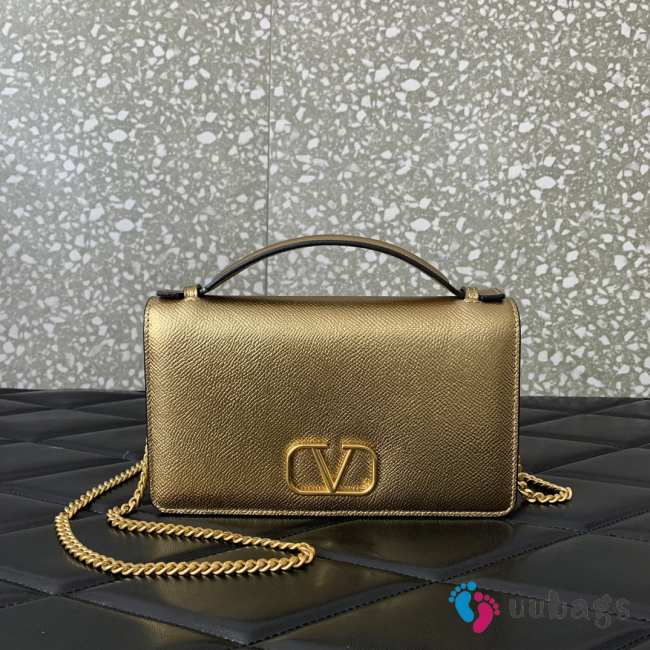 Uubags | Valentino Garavani wallet with VLogo chain in gold metallic 19x4x10.5cm - 1