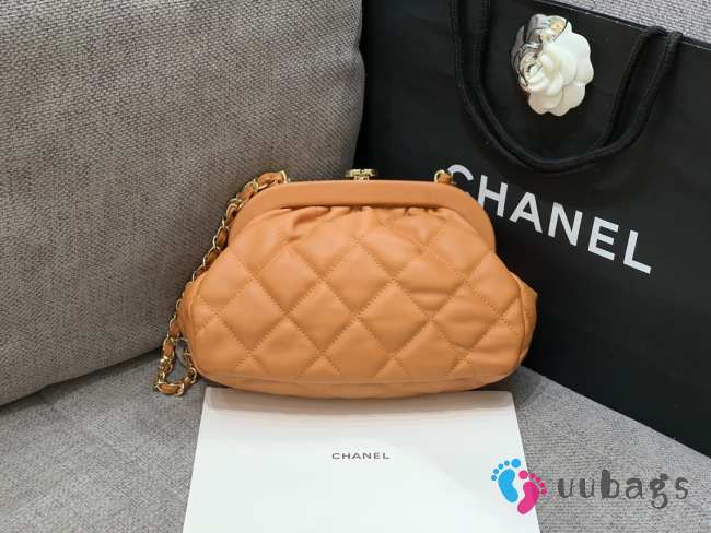 Uubags | Chanel Clutch Lambskin & Gold Plated Metal coral color 16x24x8cm - 1