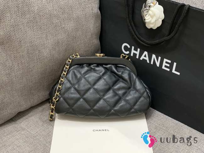 Uubags | Chanel Clutch Lambskin & Gold Plated Metal black color 16x24x8cm - 1