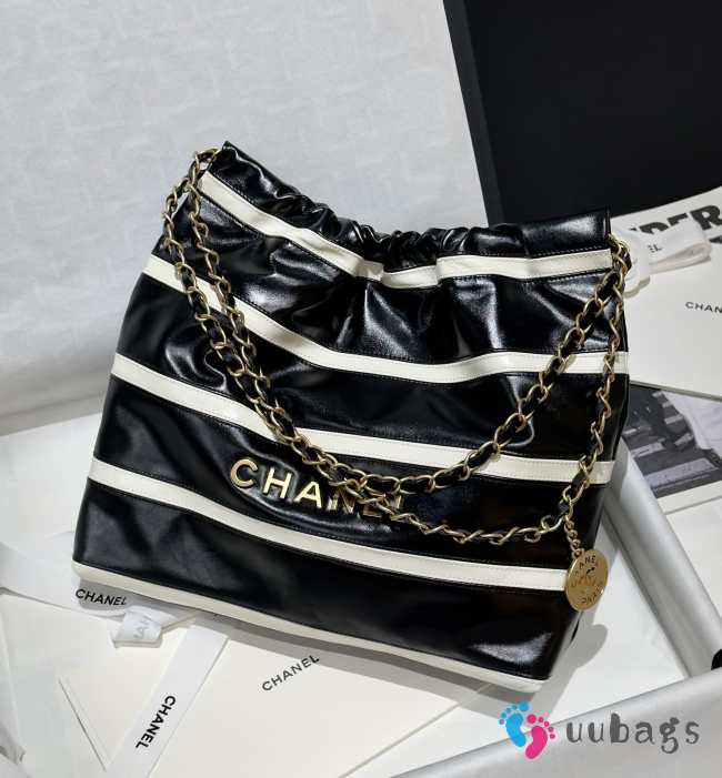 Uubags | Chanel 22 Mini Bag Shiny Calfskin & Gold Metallic In Black and white 20x19x6cm - 1