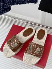 Uubags | Valentino VLogo cut-out slipper in brown - 2