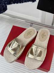 Uubags | Valentino VLogo cut-out slipper in gold - 3