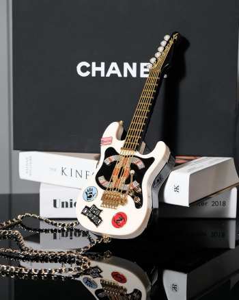 Uubags | Chanel Guitar Minaudiere Resin, Diamanté, Imitation Pearl & Gold-Tone Metal 10x28x3,5cm