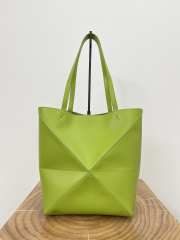 Uubags | Loewe Puzzle Fold large tote bag in meadow green shiny calfskin 42x41x18cm - 1