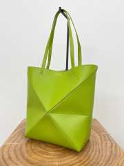 Uubags | Loewe Puzzle Fold large tote bag in meadow green shiny calfskin 42x41x18cm - 5