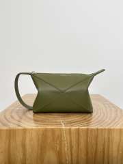 Uubags | Loewe Puzzle Fold wash bag in olive shiny calfskin 22.7x12x15.5cm - 1