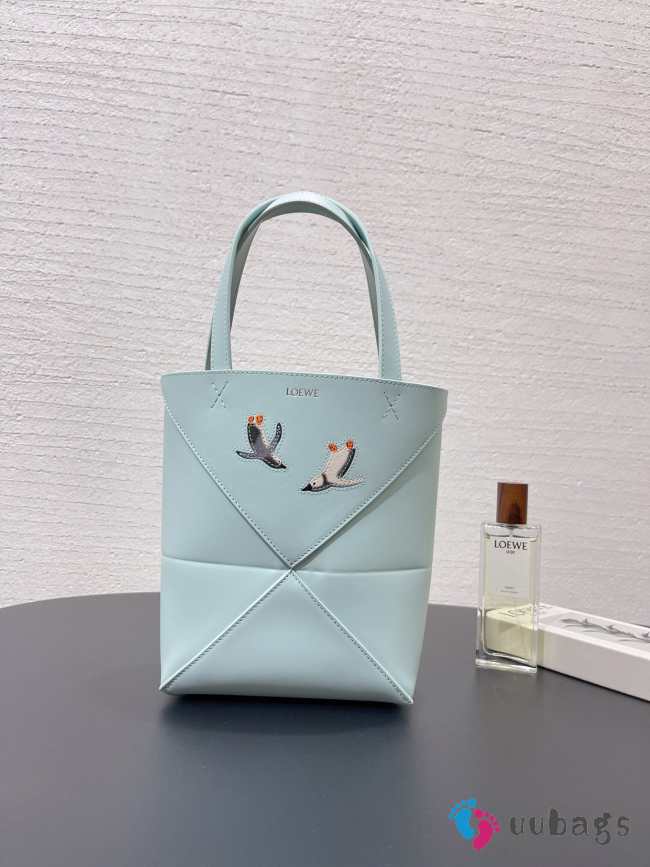 Uubags | Loewe Puzzle Fold Suna Fujita mini tote bag in ligt blue shiny calfskin 20x16.5x9.5cm - 1