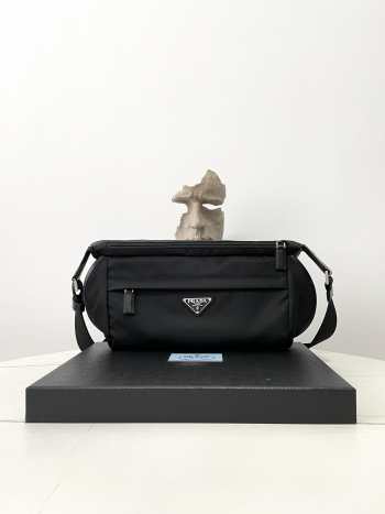 Uubags | Prada Re-Nylon and Saffiano leather shoulder bag in black 27x15.5x14cm