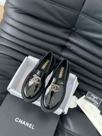 Uubags | Chanel 24B glossy leather loafer in black 