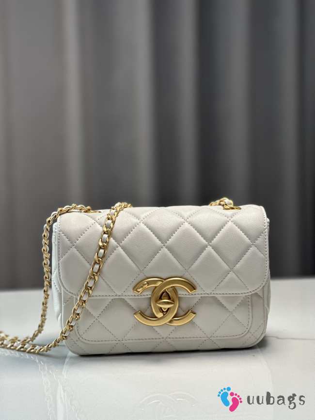 Uubags | Chanel Mini Flap Bag Shiny Lambskin & Gold Plated Metal White 13.5x19x7cm - 1