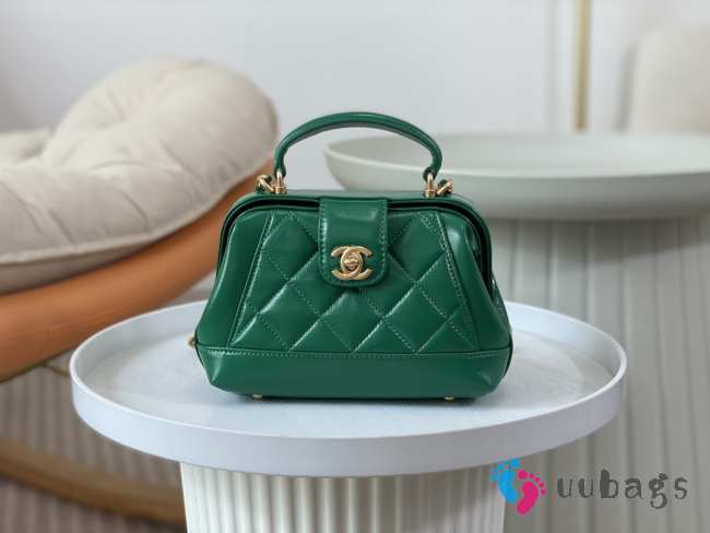 Uubags | Chanel Mini Bag with Handle Shiny Lambskin & Gold Plated Metal Green 12x18x7cm - 1