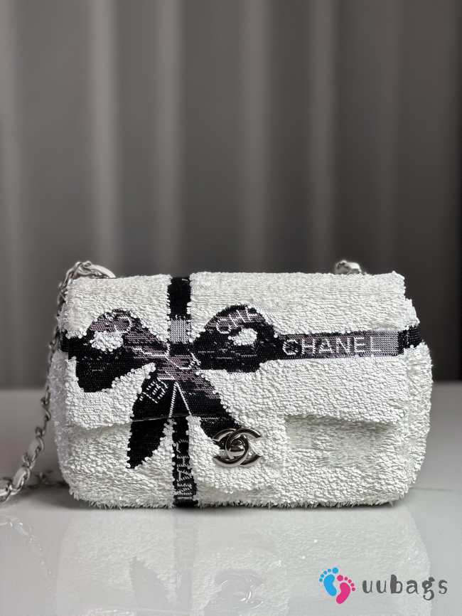 Uubags | Chanel 24B White Grid Sequin Bag 20x13x6cm - 1