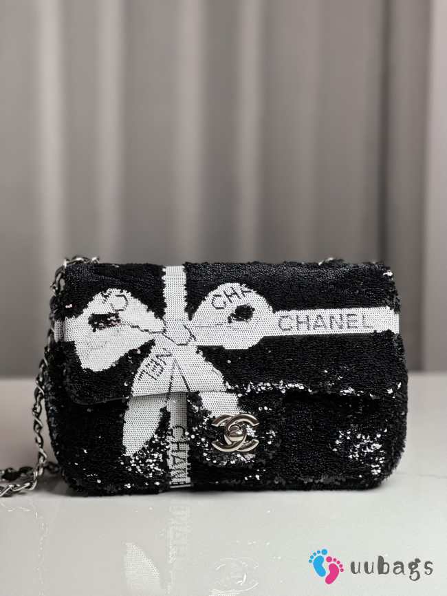 Uubags | Chanel 24 Black Grid Sequin Bag 20x13x6cm - 1