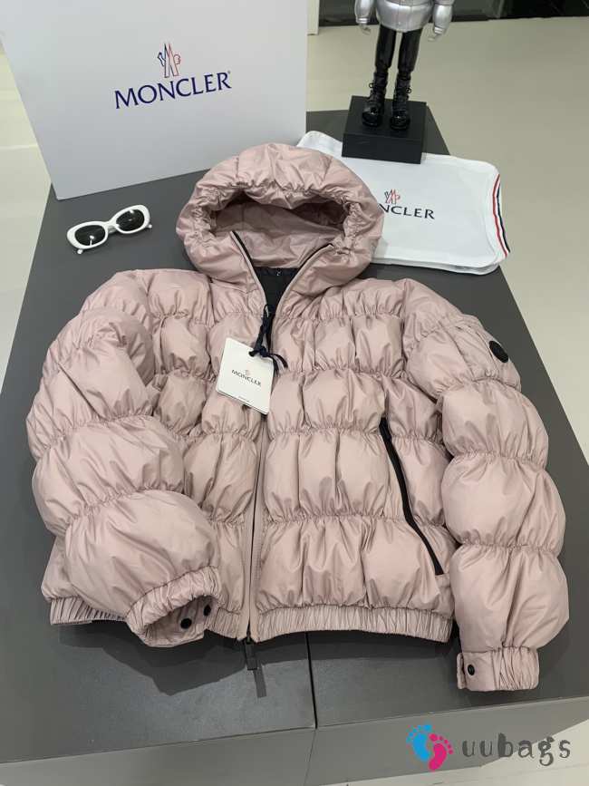 Uubags | Moncler Medonte short down jacket in light pink - 1