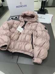 Uubags | Moncler Medonte short down jacket in light pink - 3