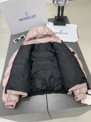 Uubags | Moncler Medonte short down jacket in light pink - 4