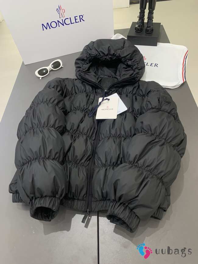 Uubags | Moncler Medonte short down jacket in black - 1