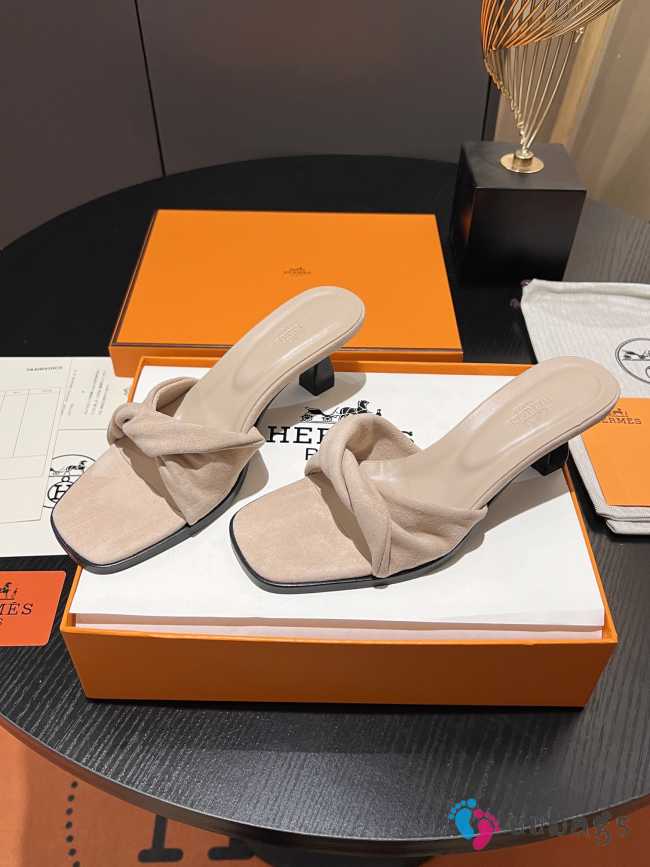 Uubags | Hermes Giny 5.5cm in Velvet Leather Beige Sandals - 1