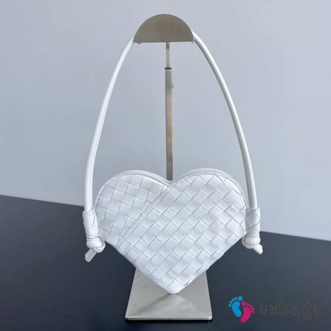 Uubags | Bottega Veneta Intreccio heart calfskin leather heart-shaped pouch in white 13x14x1cm - 1